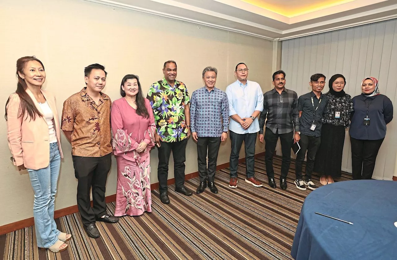 Work with media, govt urged