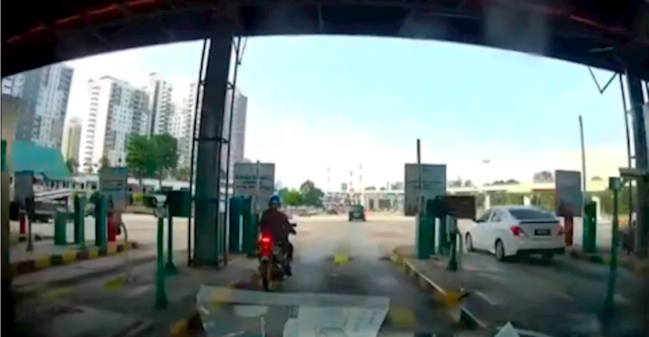 Car ends up stuck after selfish motorcyclist uses RFID lane