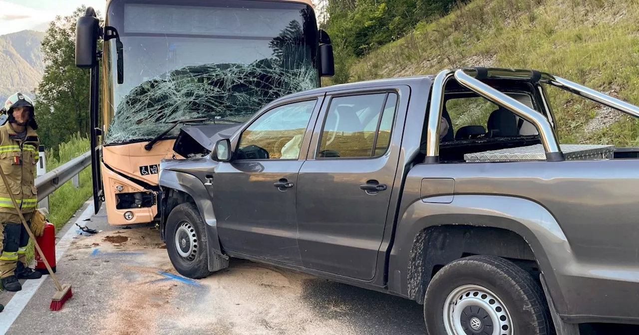 Frontal auf Linienbus gekracht: Mieminger Straße in Imst war für zwei Stunden gesperrt