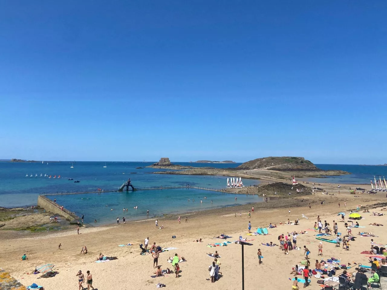 Sur cette jolie plage de Saint-Malo, on ensablait les suppliciés et les morts !