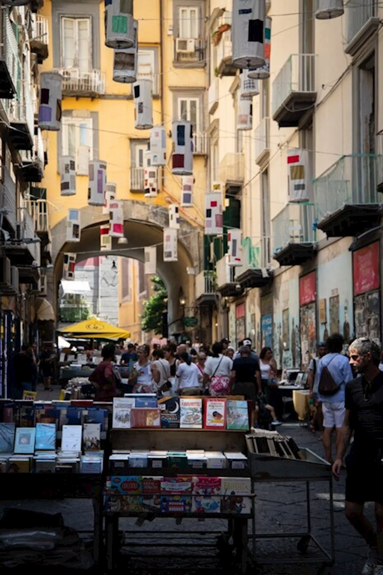 Le lanterne di Marras illuminano il centro storico di Napoli