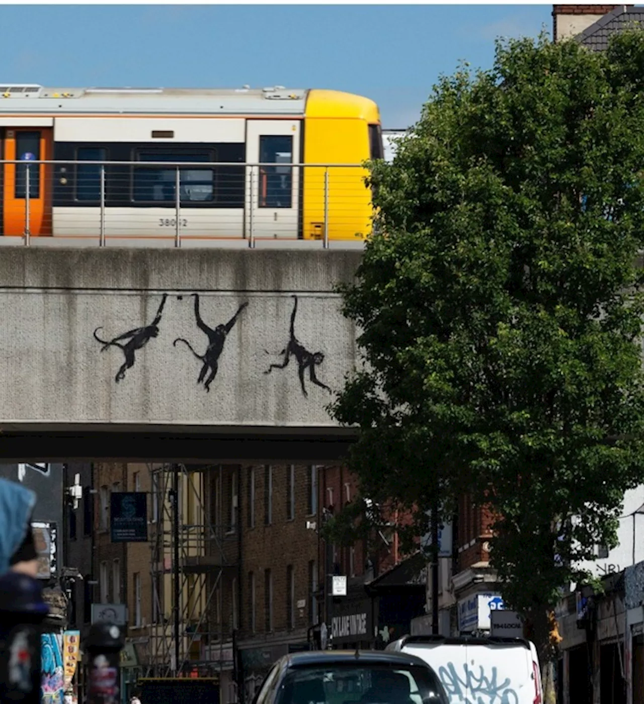 Tre scimpanzé su un ponte ferroviario, Banksy continua il safari