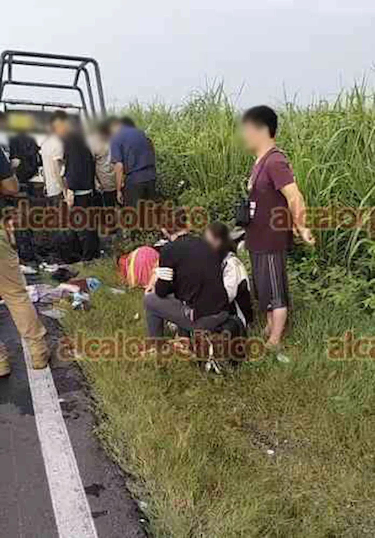 Camioneta Van con migrantes termina volcada fuera de la carretera, en Coatzacoalcos