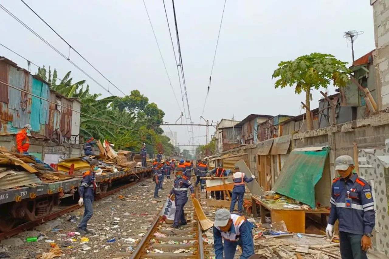 KAI gelar aksi bersih-bersih sampah di jalur kereta api dan stasiun