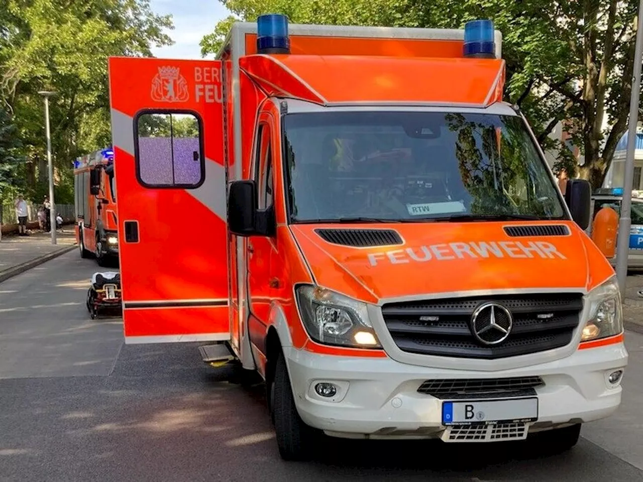 Unfall in Lichtenberg: Fußgänger von Krankenwagen erfasst