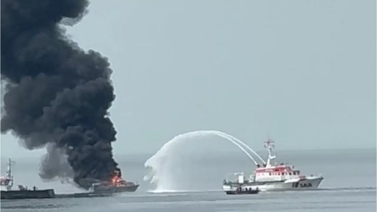 Rostock/Warnemünde: Marine-Schiff auf Ostsee abgebrannt