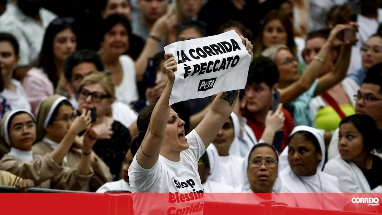 Jovens protestam contra touradas em audiência com Papa Francisco