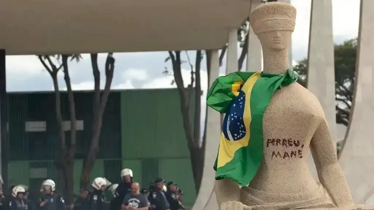 Maioria da 1ª Turma do STF vota para tornar ré mulher que pichou estátua do STF