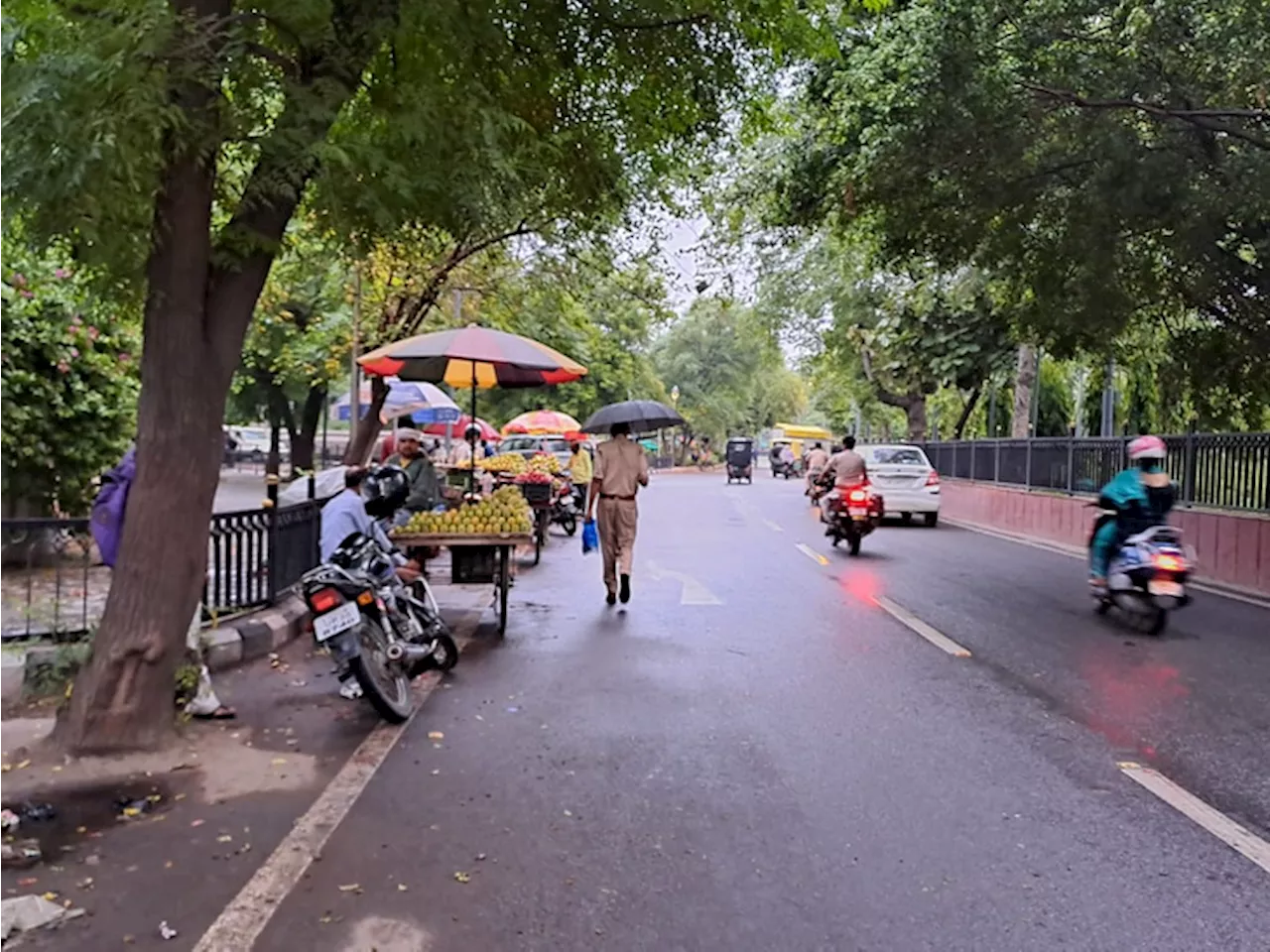 अलीगढ़ में बारिश: तेज हवाएं चलने से तापमान में गिरावट, लोगों को उमस से मिली राहत