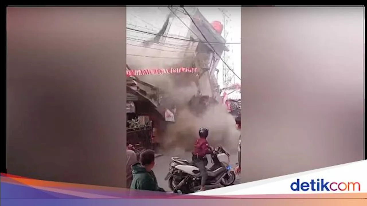 Video Menegangkan Detik-detik Rumah 3 Lantai di Bandung TIba-tiba Ambruk!