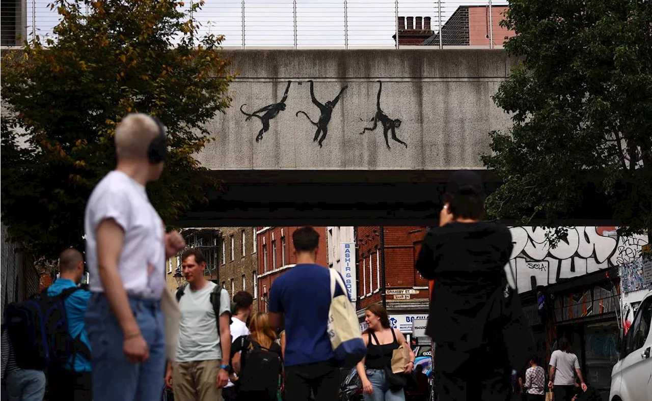 Tres monos protagonizan la tercera obra de Banksy en Londres