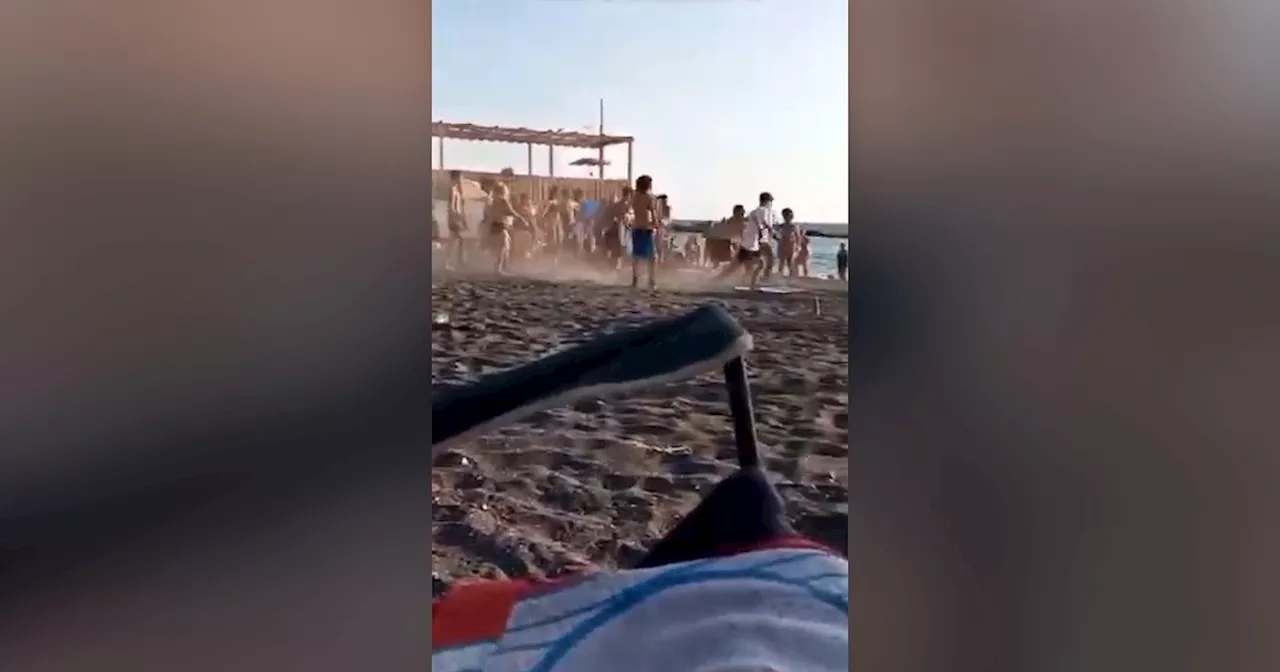 Maxi rissa in spiaggia a Ercolano, nel Napoletano: calci e spintoni tra i bagnanti