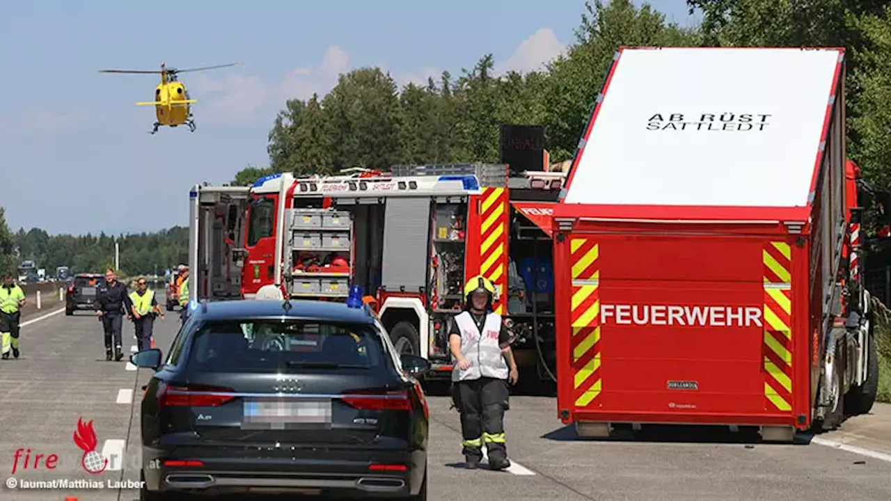 Oö: Pkw prallt auf A1 gegen Holzanhänger → Schwerstverletzter unter Reanimationsbedingungen ins Krankenhaus