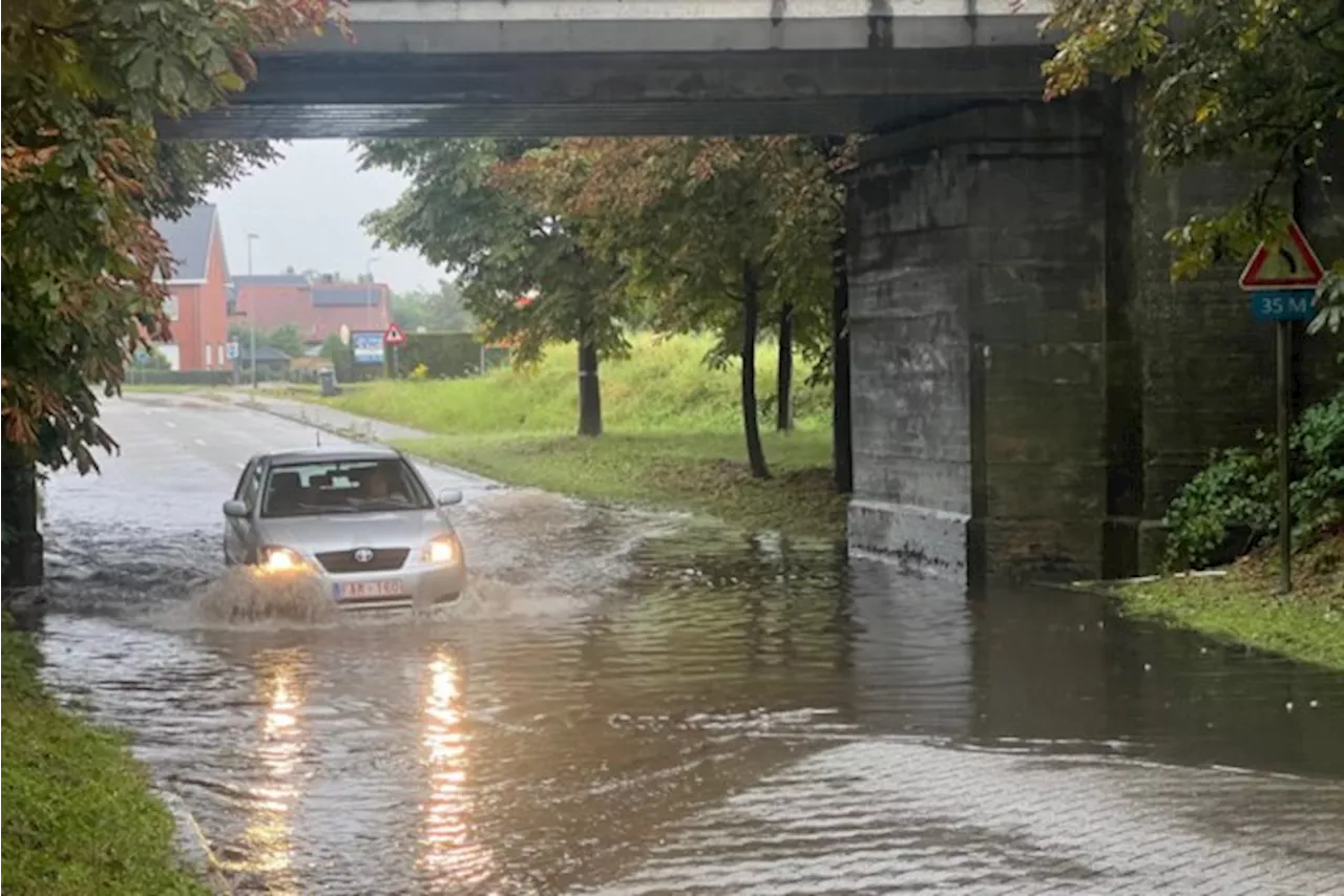 Overvloedige regen zet straten en parking even blank