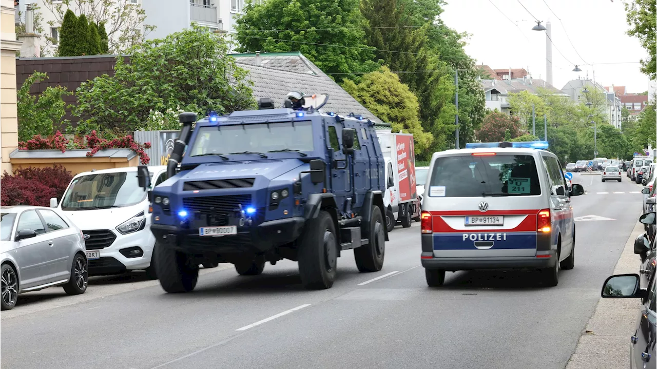  Blutverschmierter mit Waffe löst WEGA-Einsatz aus