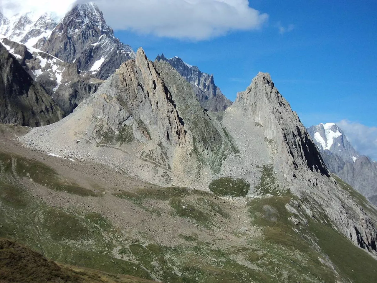 Tragedia sul Monte Bianco, alpinista italiano muore dopo essere precipitato dalle Pyramides Calcaires