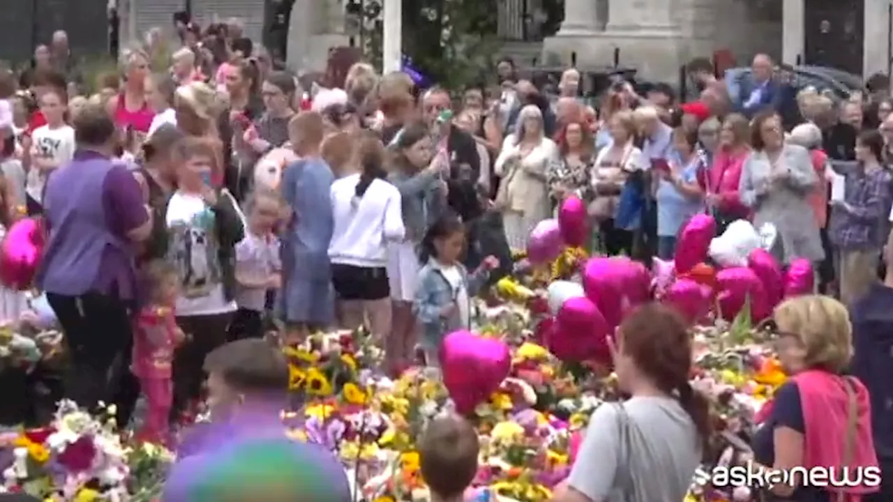 Bolle di sapone e palloncini rosa a Southport in ricordo delle tre bambine uccise