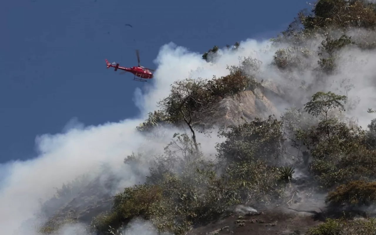Bombeiros tentam controlar fogo que se aproxima de casas no Pavão-Pavãozinho, em Copacabana