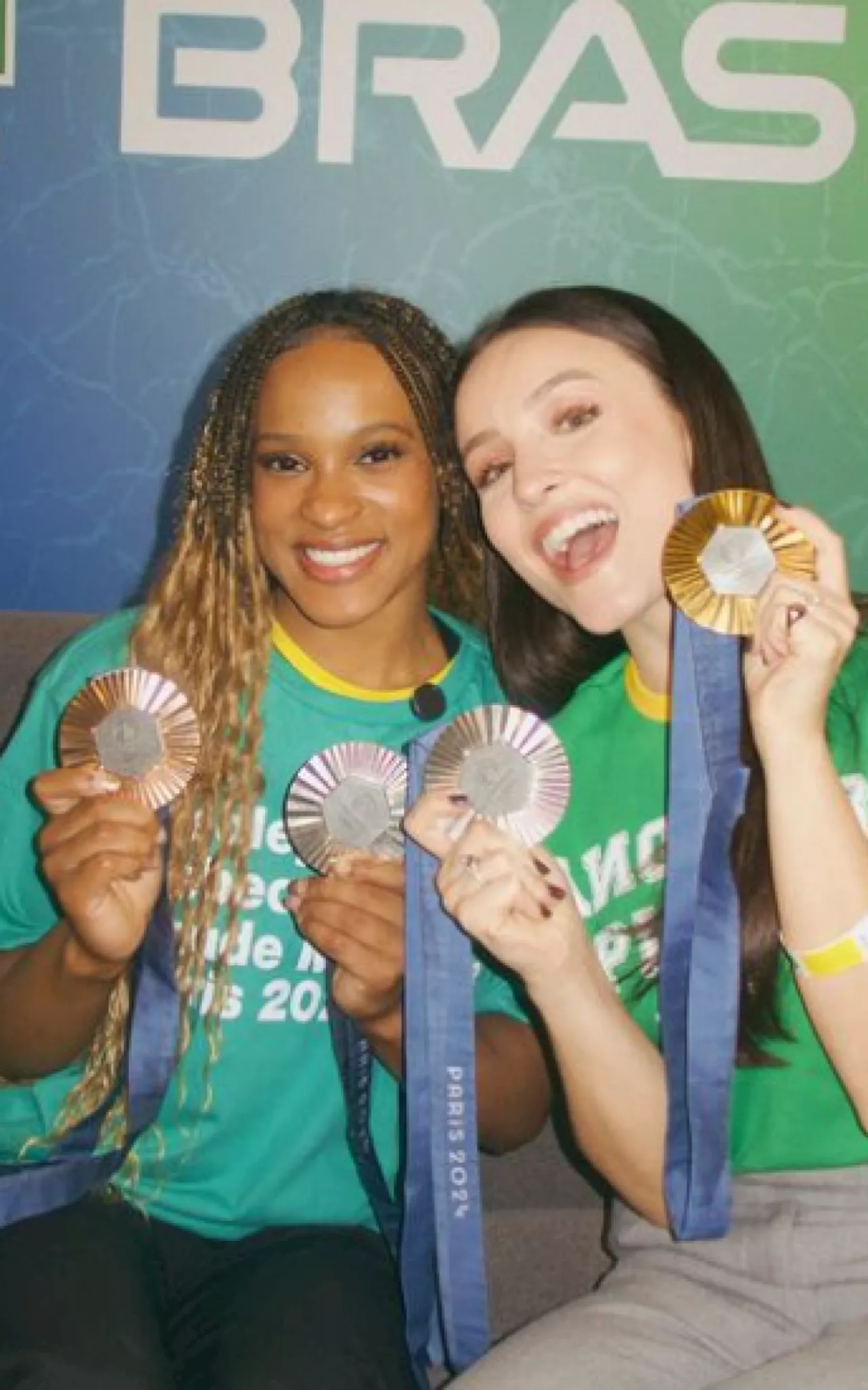 Em Paris, Larissa Manoela posa com medalhas ao lado de Rebeca Andrade e outras ginastas