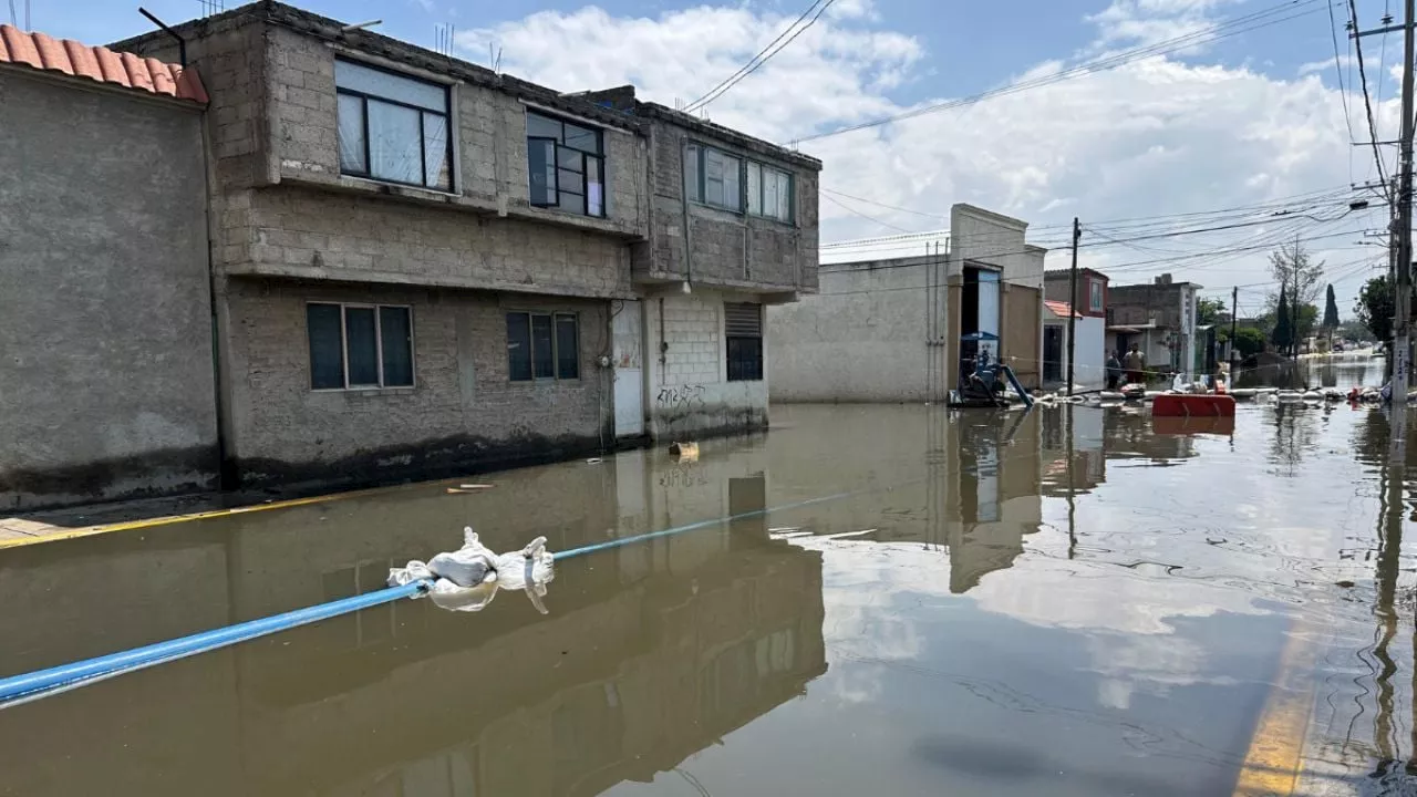 "Ya me cansé de sacar agua"; vecinos de Chalco piden ayuda del gobierno estatal