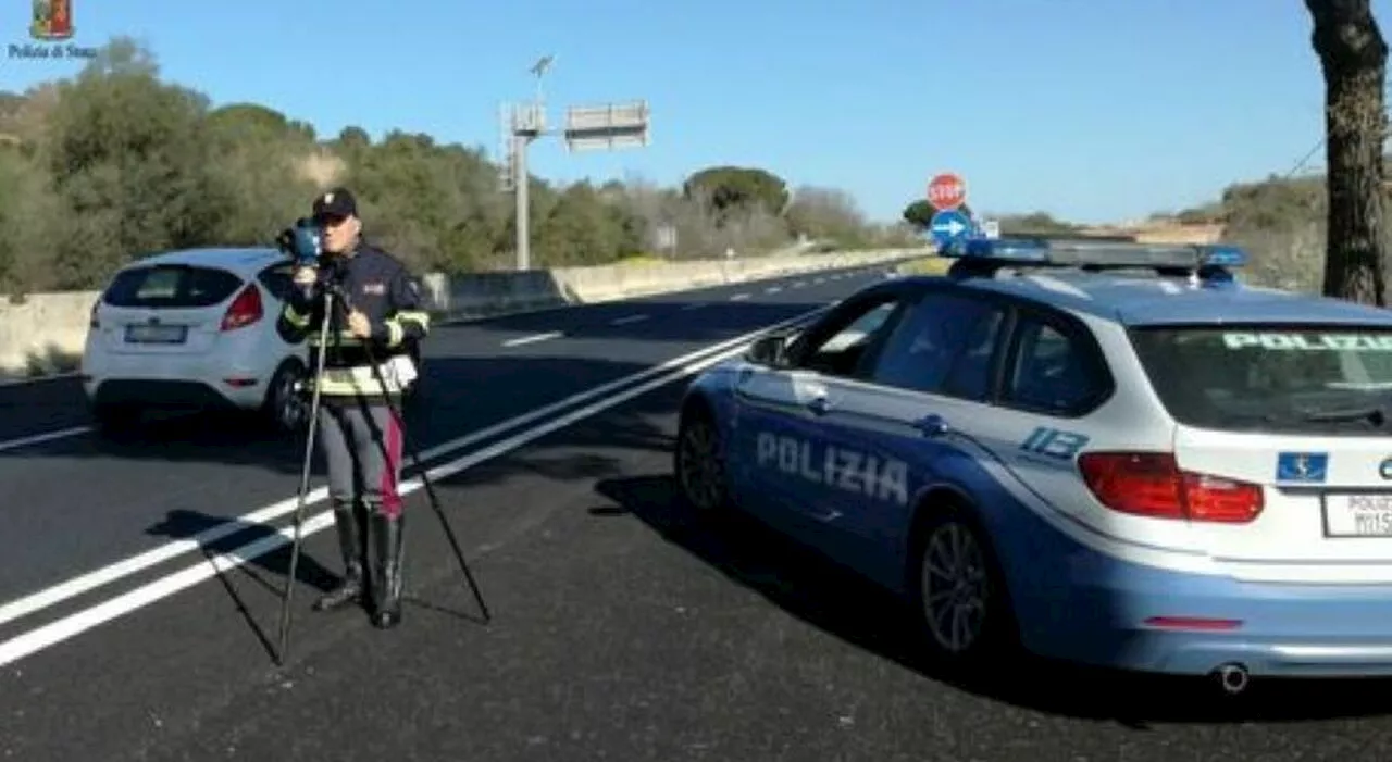 Sfreccia a 216 chilometri all'ora con la supercar sulla statale, il limite è 90: patente ritirata al pirata de