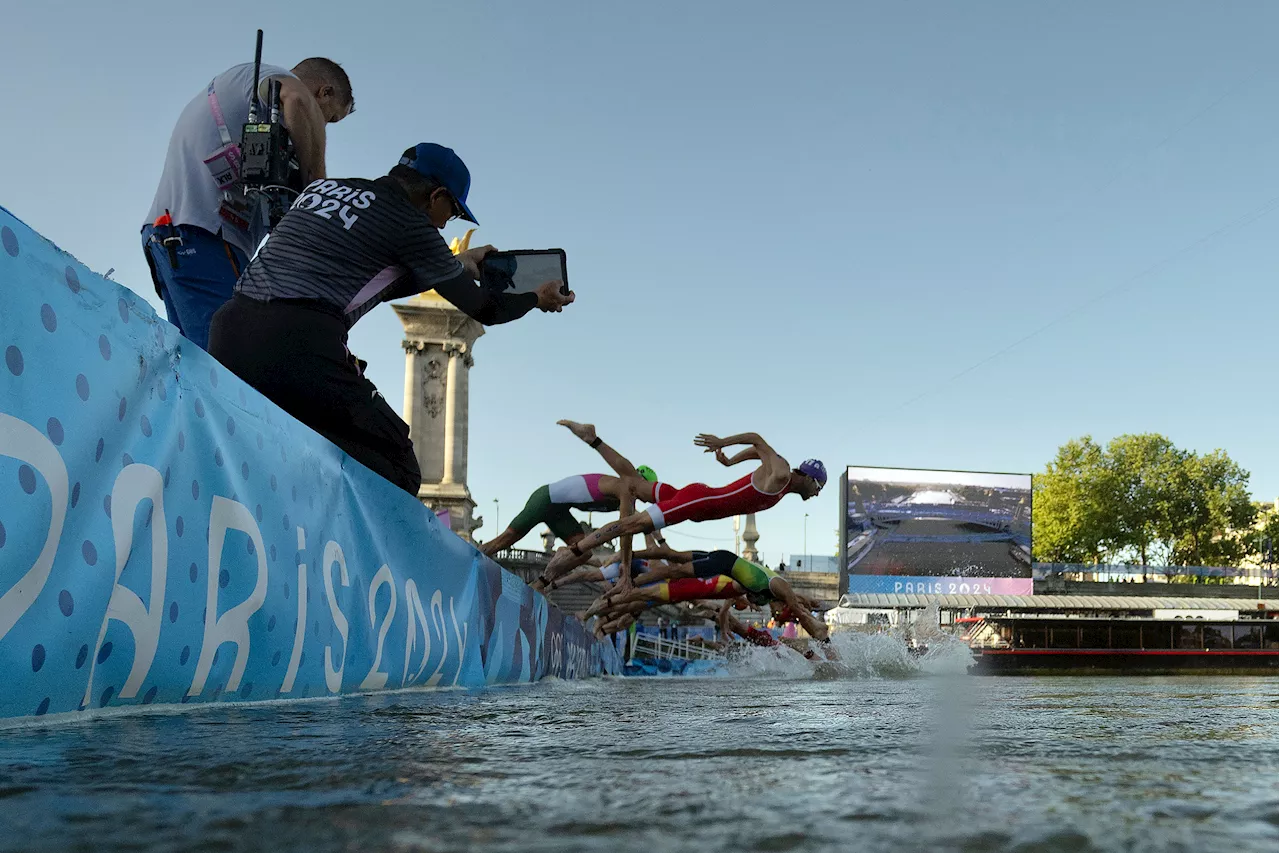 Open water swimmers train in Seine River ahead of 10-kilometer Olympic marathon races