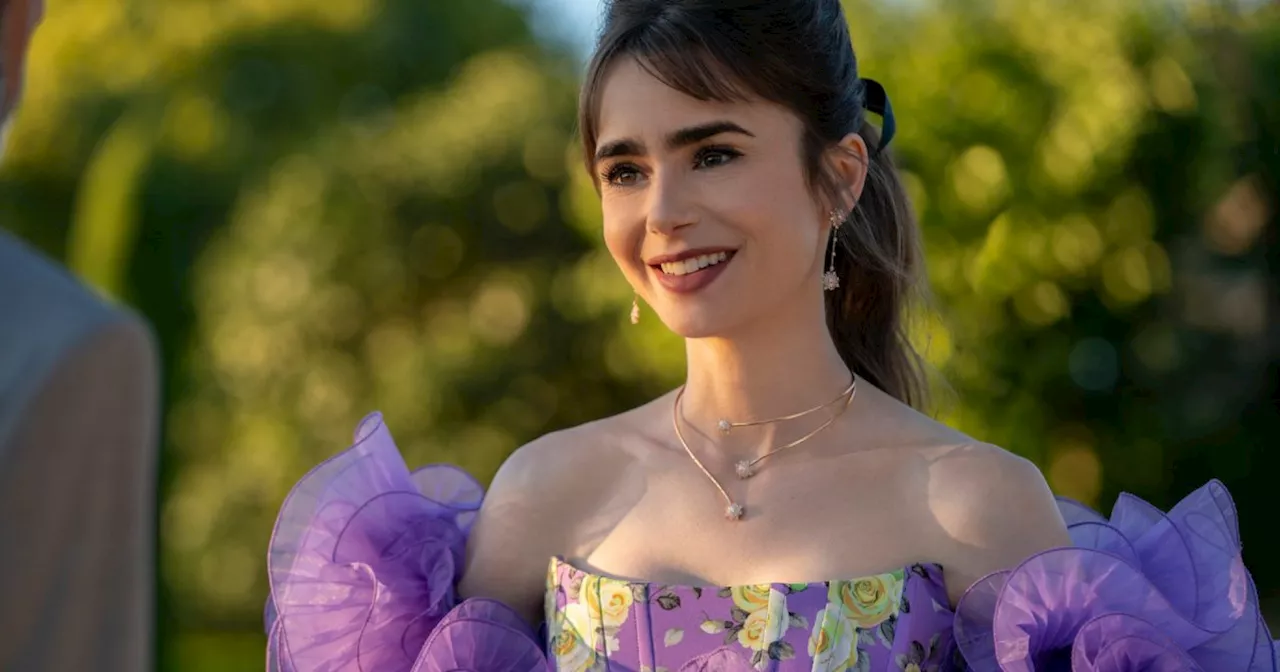 Lily Collins raconte comment son rôle dans 'Emily in Paris' l’a aidée à la suite d’une relation étouffante avec un ex petit-ami