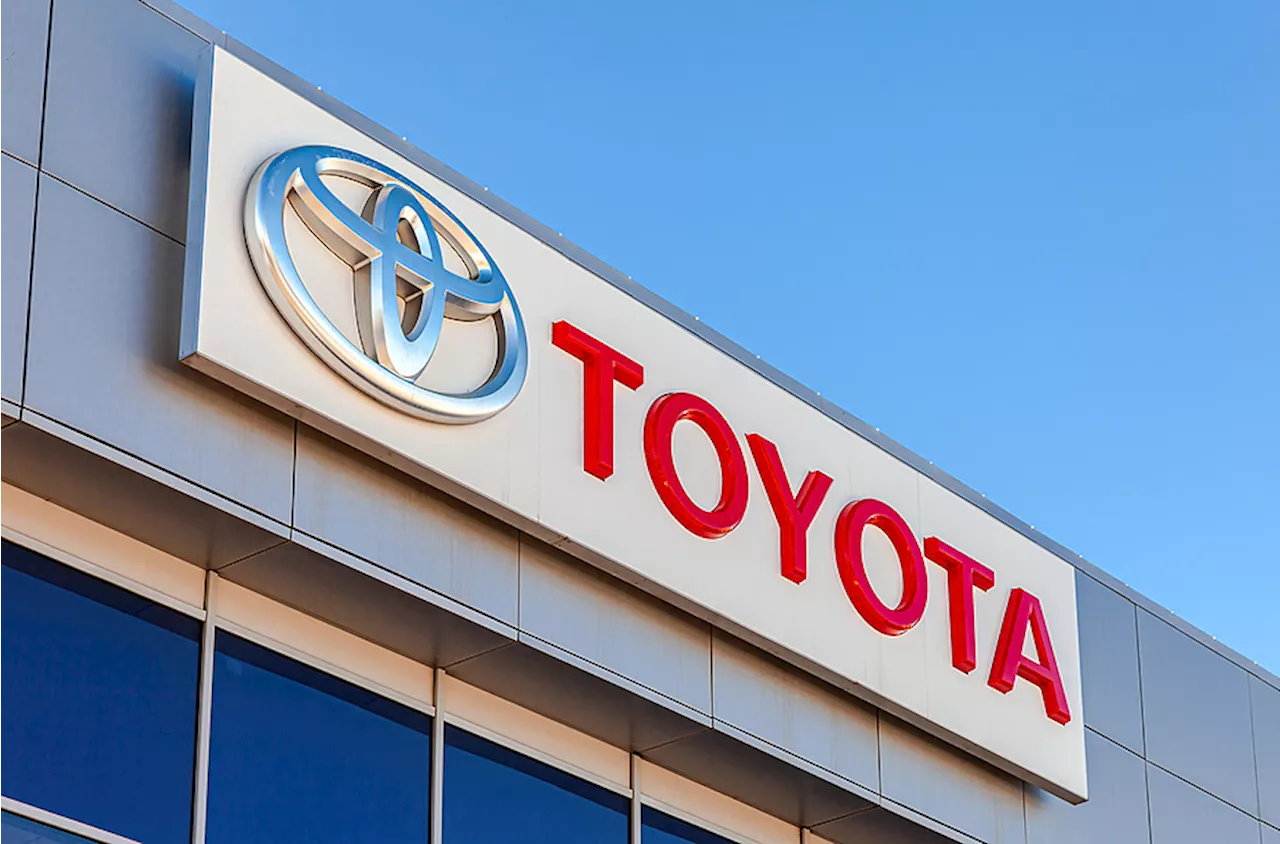 Revelan cómo niños asiáticos arreglan coches en la fábrica de Toyota