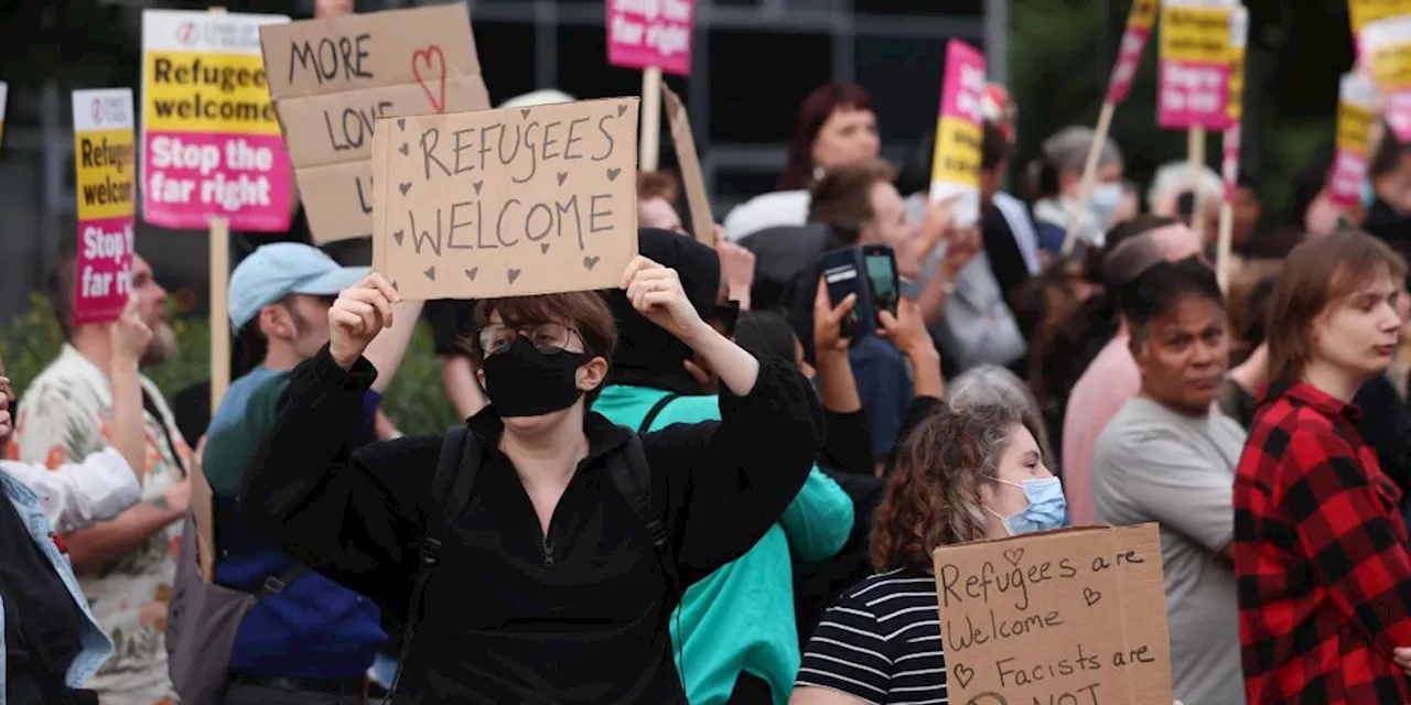 Briten demonstrieren gegen rechtsextreme Ausschreitungen