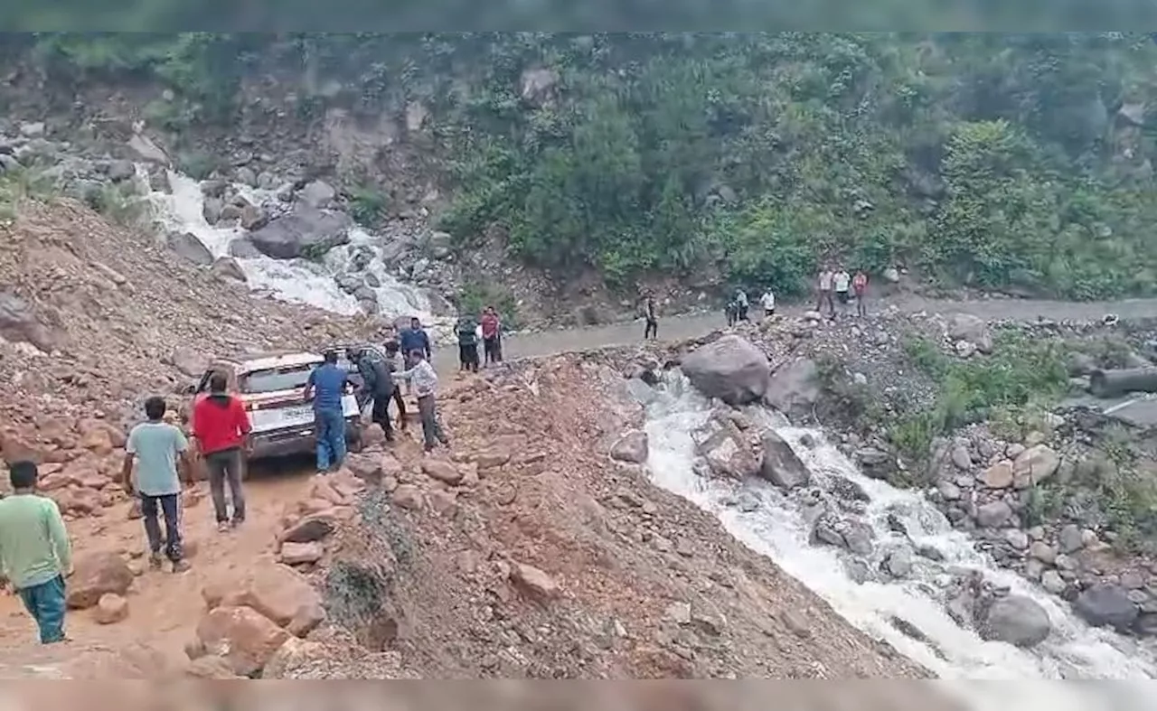 उत्तराखंड बद्रीनाथ हाइवे से गुजर रहे थे कार सवार, अचानक गिरने लगे बड़े-बड़े पत्थर और मलबा, अटकी सांसें