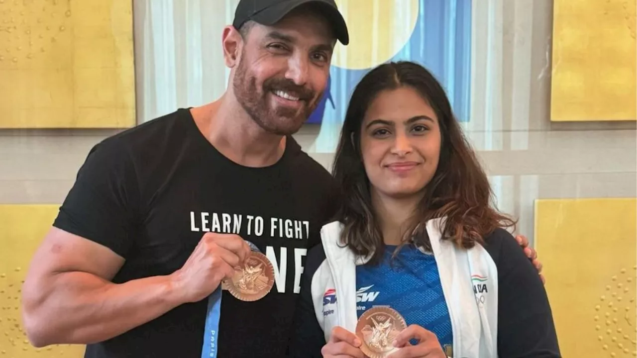 John Abraham ने डबल ओलंपिक मेडलिस्ट Manu Bhaker से की मुलाकात, पदकों के साथ खिंचवाईं फोटो