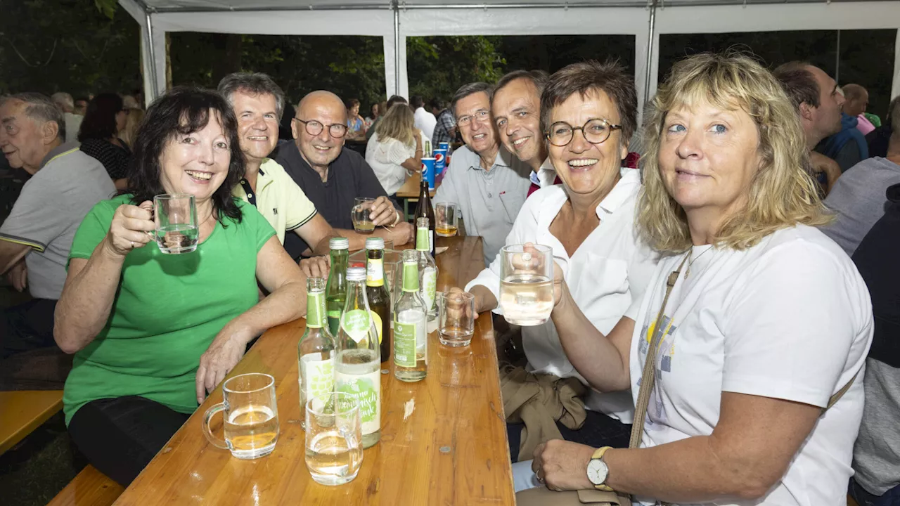 Gute Stimmung bei Sommerabendkonzert und Heurigem am Tennisplatz Raabs