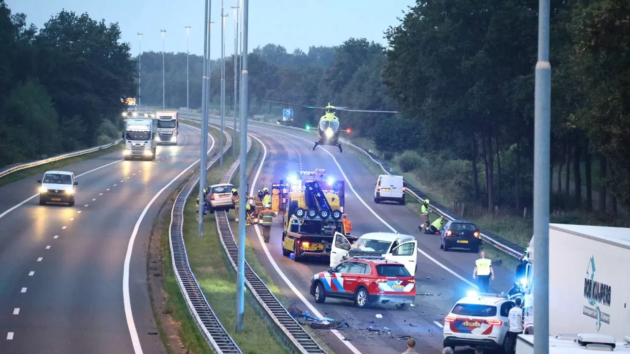 Dode bij ongeluk met drie auto's op A73, ook twee gewonden