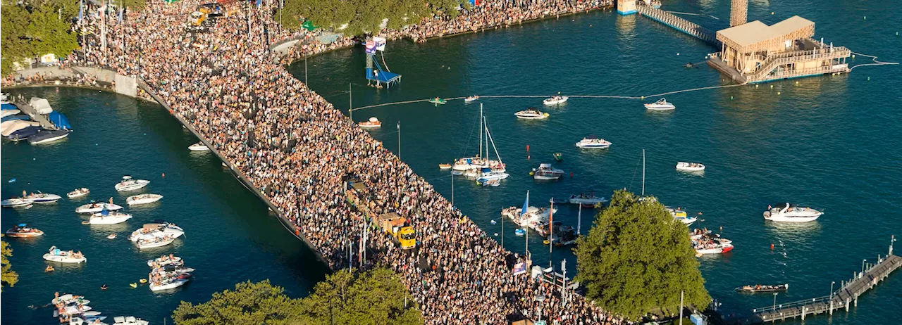 Zürich ZH: Mit dem Extrazug an die Street Parade