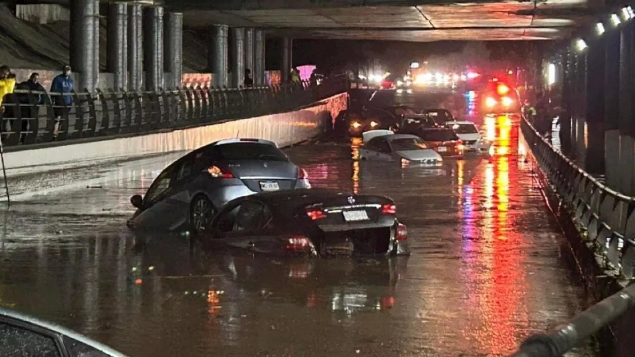 Tromba provoca inundaciones en bajo puentes de Periférico Norte, en Naucalpan (Videos)