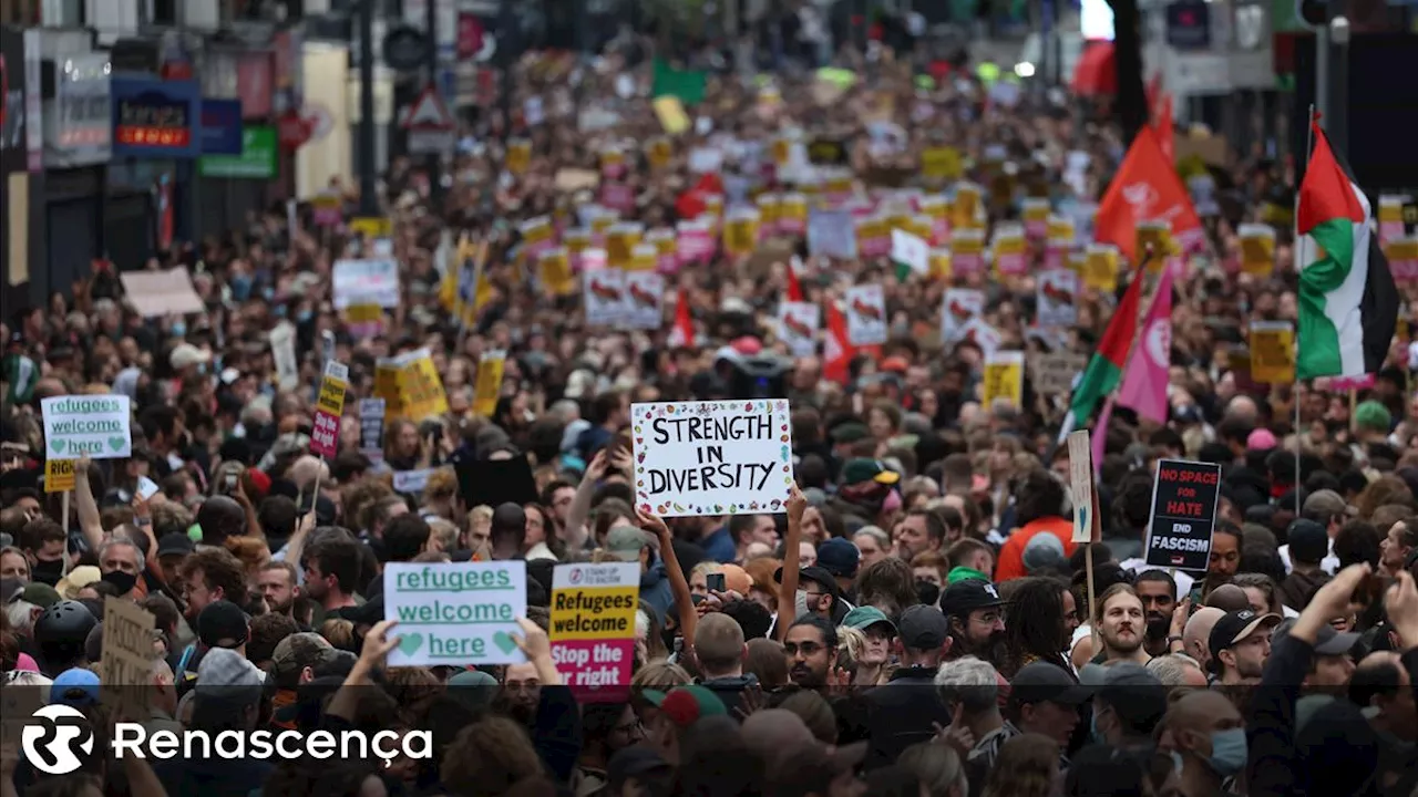 Protestos antirracismo enchem ruas do Reino Unido após motins de extrema-direita