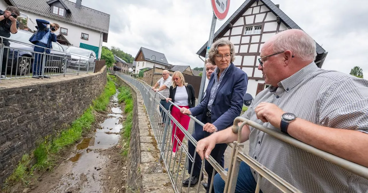 Bad Münstereifel drei Jahre nach dem Hochwasser: Ina Scharrenbach zu Besuch