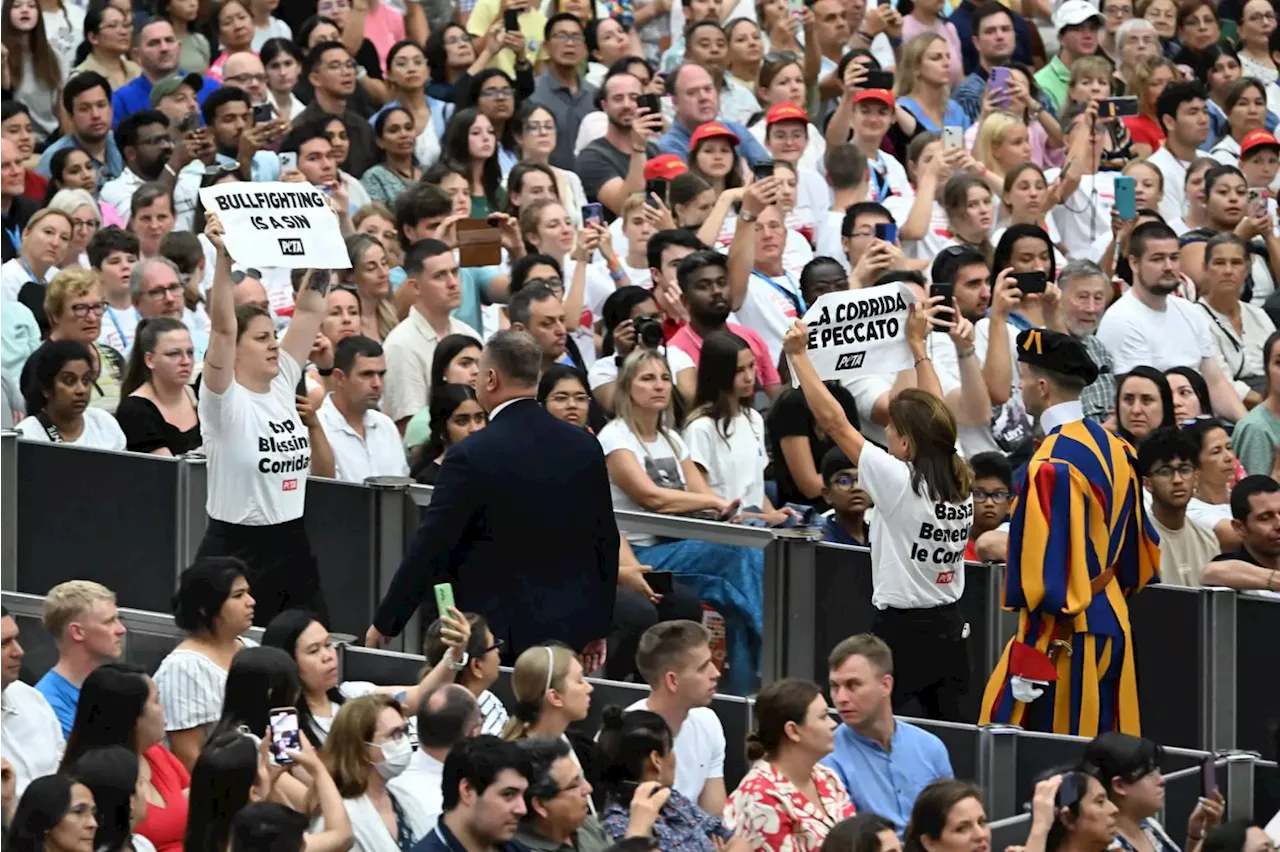 Ativistas protestam contra touradas durante audiência com o Papa no Vaticano