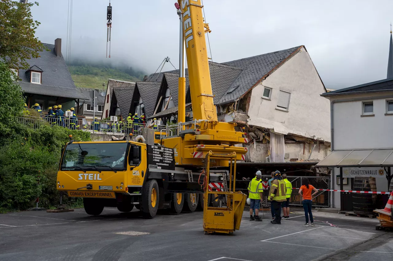 Nach Hotel-Einsturz in Kröv an der Mosel: Ein Mensch tot, weitere lebend geborgen