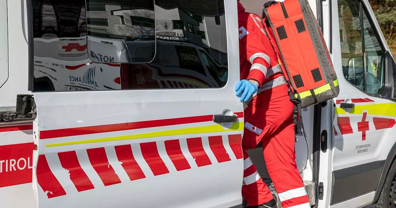 Drei Fahrzeuge in Verkehrsunfall bei Fulpmes verwickelt, 22-Jährige verletzt