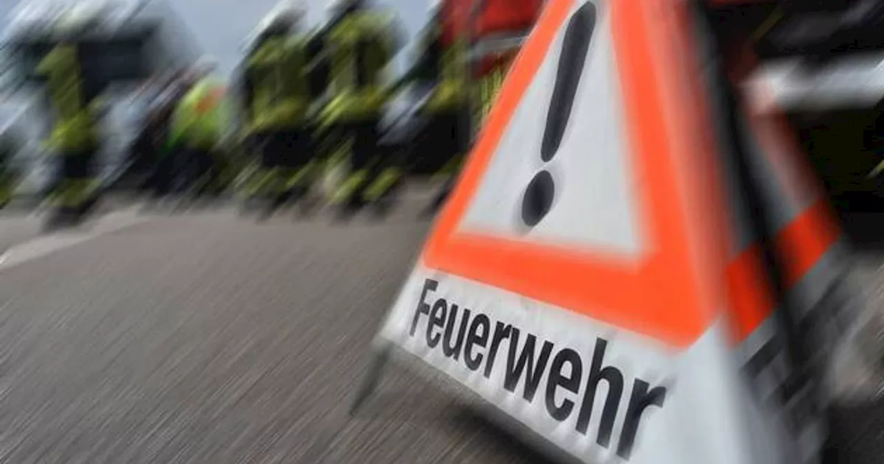 Flammen schossen aus dem Motorraum: 18-Jähriger löschte Traktor-Brand in Lermoos