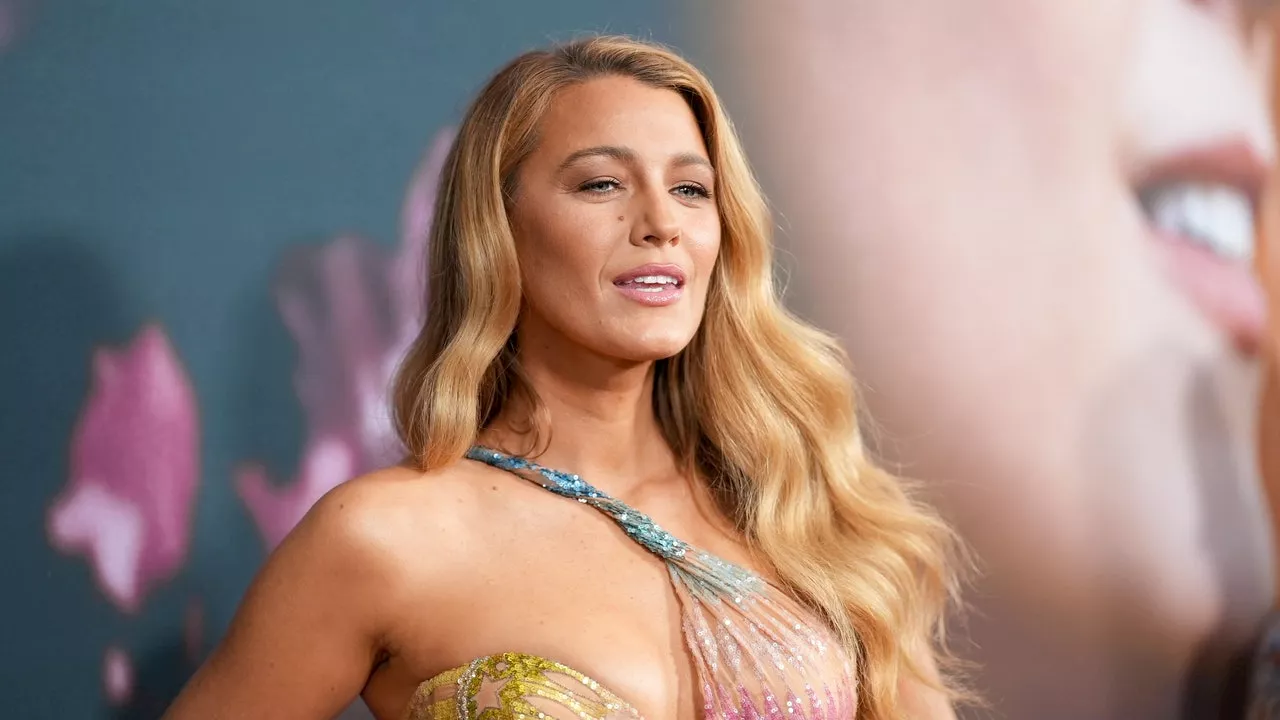 Blake Lively rend un vibrant hommage mode à Britney Spears sur le tapis rouge grâce à une robe Versace culte