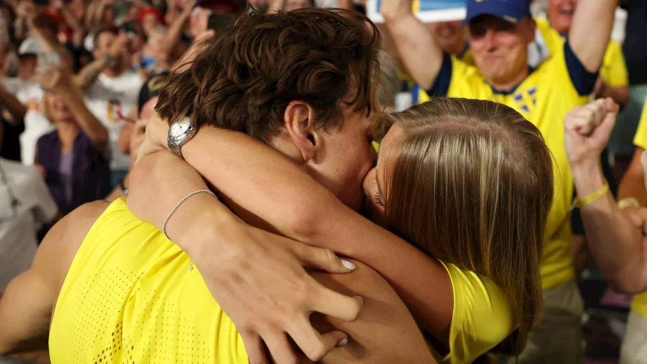 Armand Duplantis, il bacio alla fidanzata Desiré è stato il momento più romantico delle Olimpiadi 2024