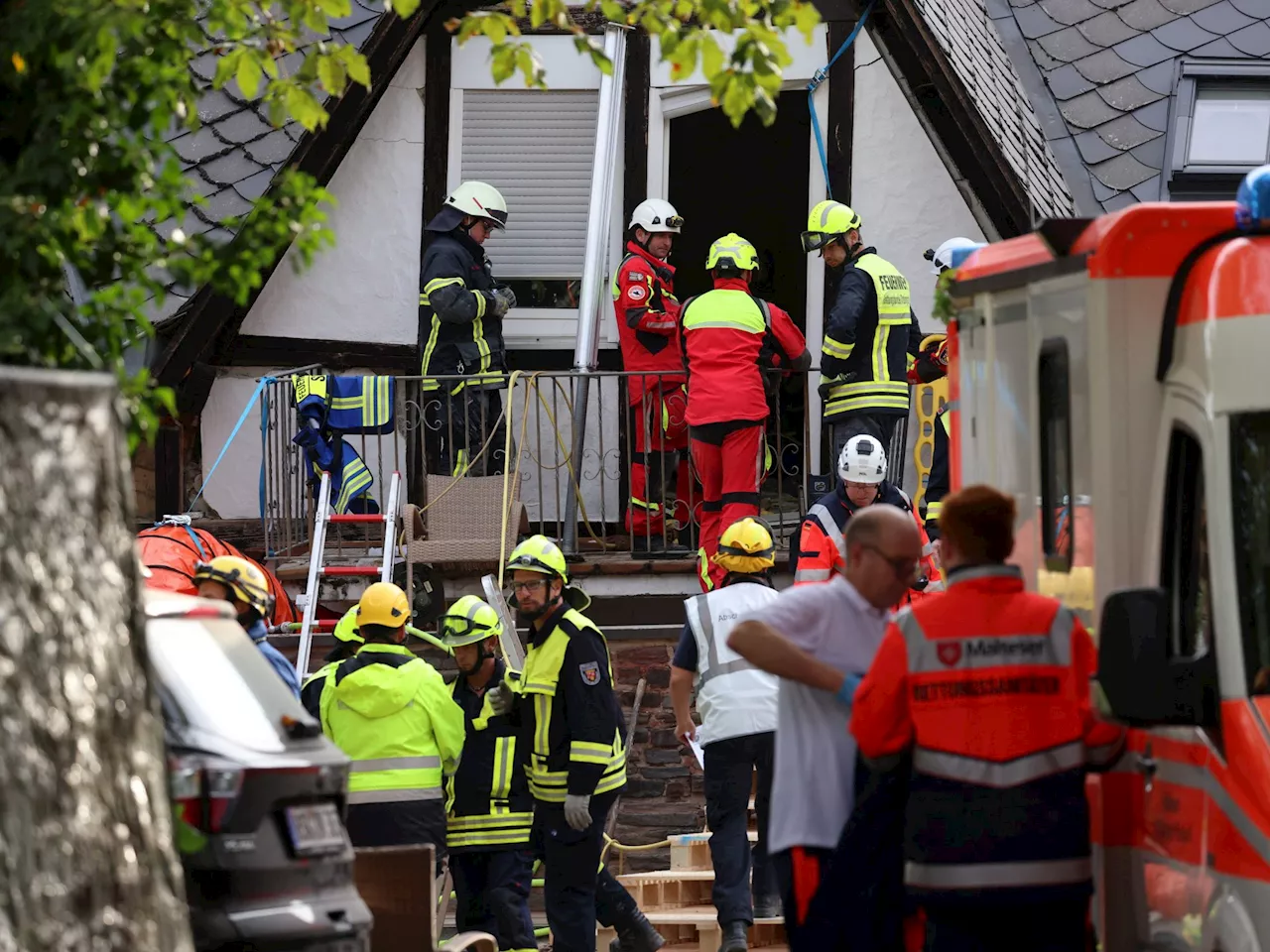 Hotel an der Mosel eingestürzt: Ein Toter, acht Menschen eingeklemmt