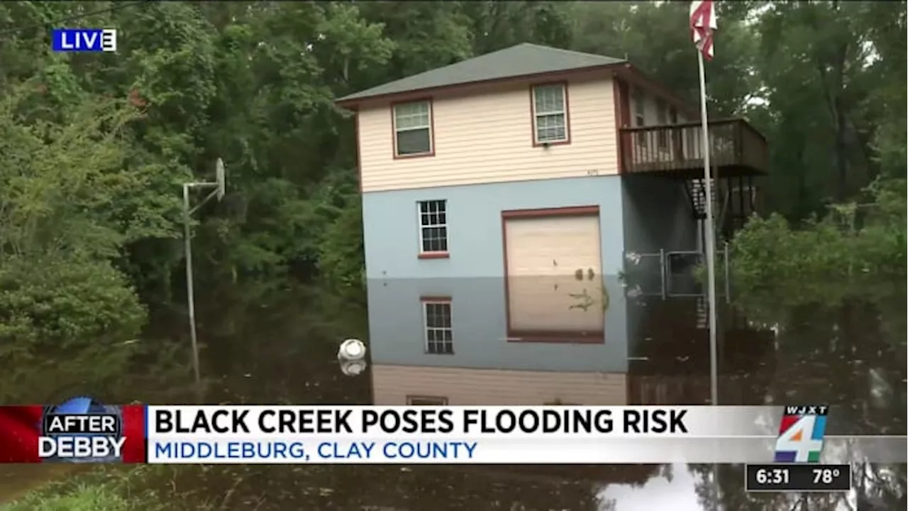 Middleburg residents forced to use boats to leave their homes because of flooding