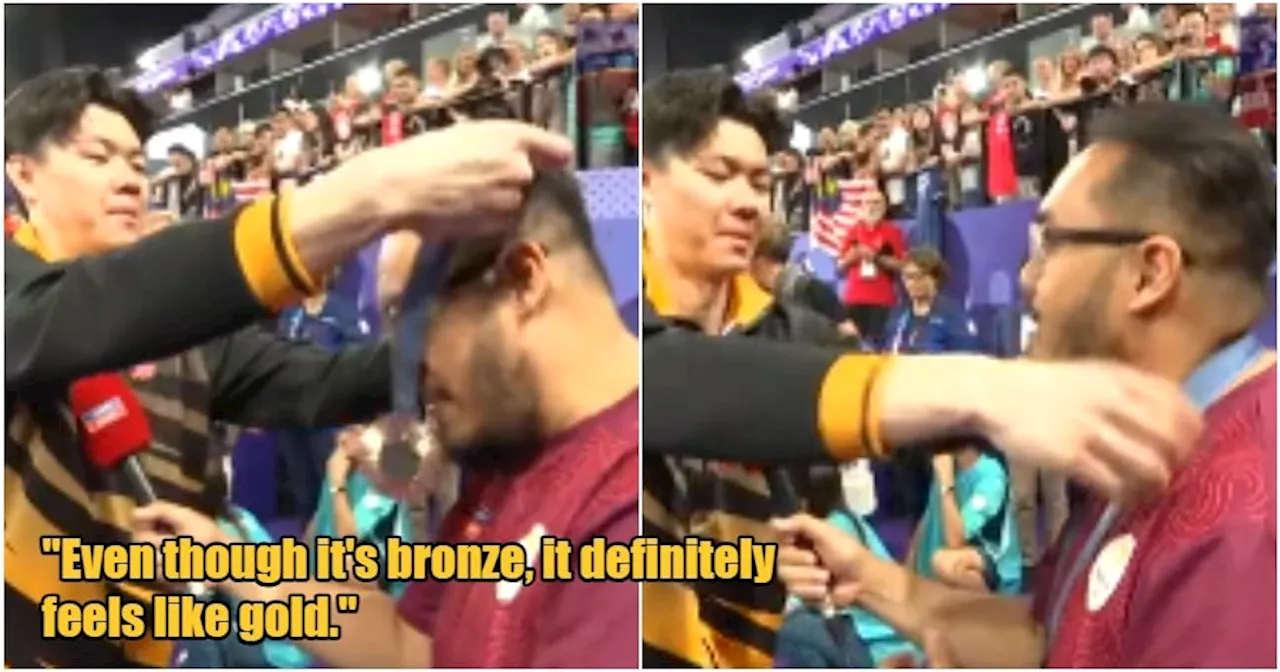  Lee Zii Jia Celebrates His Win by Draping Bronze Medal on M'sian Reporter!