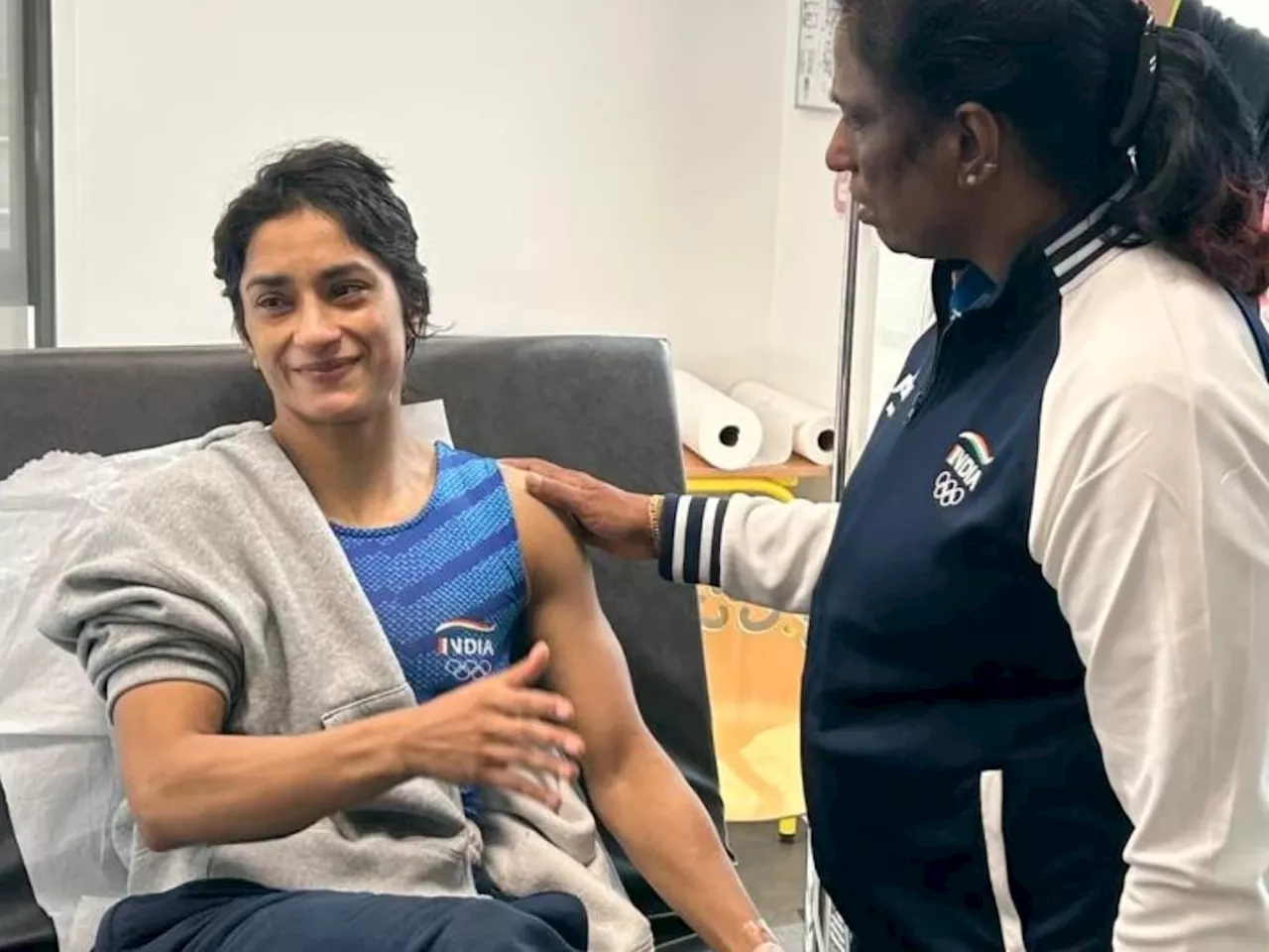 Vinesh Phogat: कापलेले केस, पाणावलेले डोळे आणि सलाईन...; रूग्णालयाच्या बेडवरून विनेशचा पहिला फोटो!