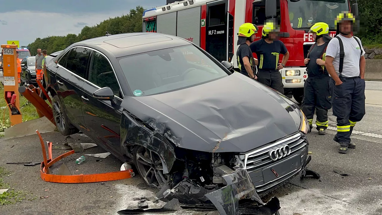 Audi schlitterte auf Leitschiene in eine Notrufsäule