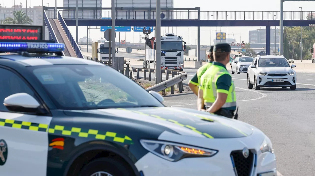 Una embarazada llega al hospital para dar a luz en un coche de la Guardia Civil