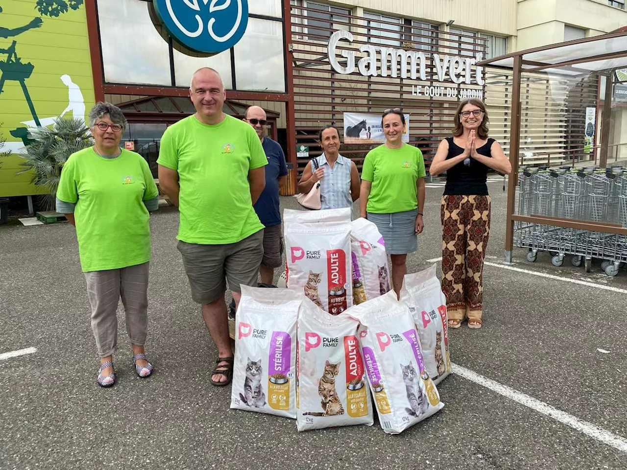 « Le geste est joli » : à Marmande, ils offrent 120 kilos de croquettes à une association